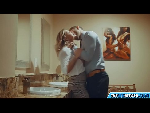 ❤️ ໃນເວລາທີ່ຜິວເນື້ອສີຂາວ busty seduces ທ່ານຢູ່ໃນຫ້ອງນ້ໍາສາທາລະນະ ❤️ ສະຫຼັດ ຢູ່ພວກເຮົາ ﹏